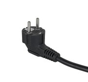 Nahaufnahme eines schwarzen Schuko-Steckers mit Kabel, perspektivisch von der Seite aufgenommen.