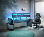 Gaming-Setup mit beleuchtetem Tisch, drei Monitoren, Towerunit und Gaming-Stuhl, seitliche Perspektive