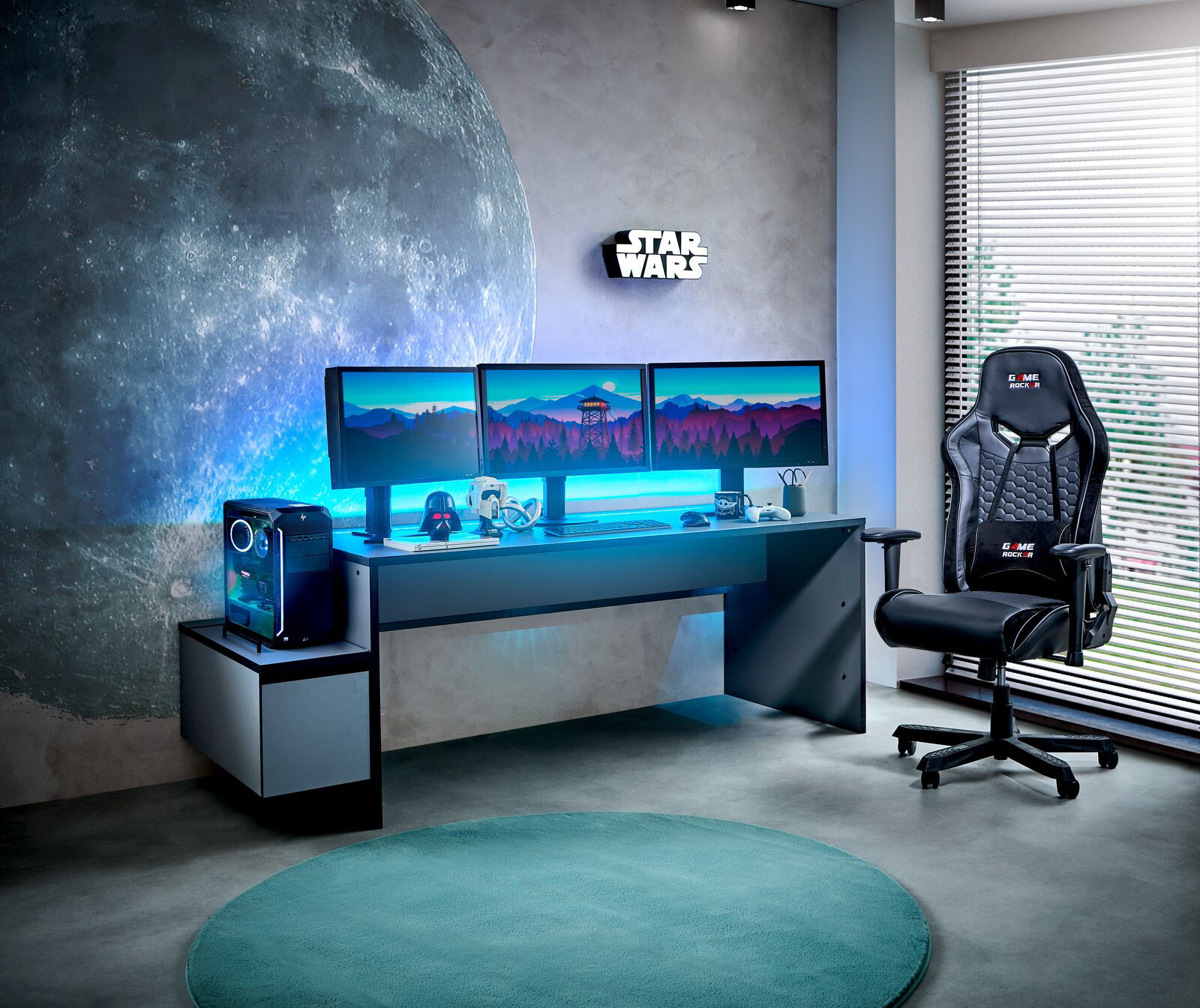 Gaming-Setup mit beleuchtetem Tisch, drei Monitoren, Towerunit und Gaming-Stuhl, seitliche Perspektive