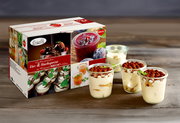 Verpackung und Gläser mit Vor- und Nachspeisen, seitliche Perspektive