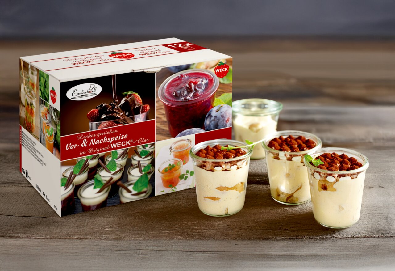 Verpackung und Gläser mit Vor- und Nachspeisen, seitliche Perspektive