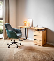 Moderner Drehstuhl in grünem Samt mit Rautensteppung, seitliche Perspektive, in einem stilvollen Home-Office mit Holzboden und Schreibtisch.