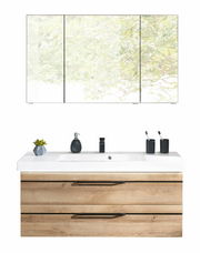 Moderne Badkombination mit Holzoptik, bestehend aus einem Waschtisch mit zwei Schubladen und einem Spiegel mit drei Türen. Frontalansicht.