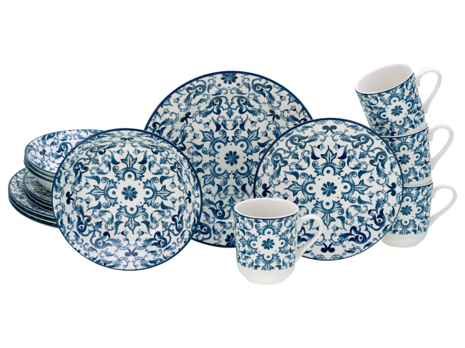 Blau-weißes Porzellan-Geschirrset mit ornamentalen floralen Mustern, Teller, Schalen und Tassen, freigestellt auf weißem Hintergrund, Ansicht schräg von vorn.