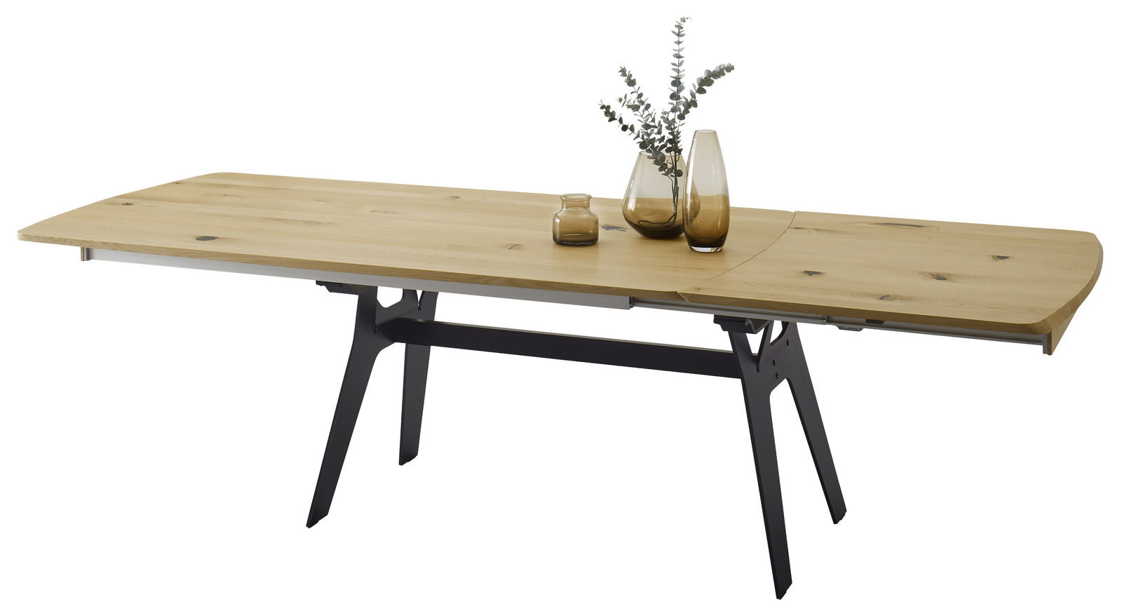 Moderner Esstisch aus Holz mit Metallbeinen, seitliche Perspektive, dekoriert mit Vasen.