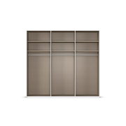 Frontansicht eines dreitürigen Schwebetürenschranks mit offenen Fächern und Kleiderstangen.