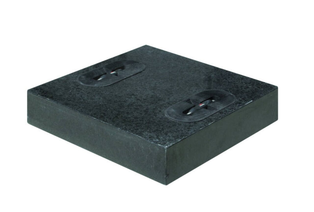 Schwarze Design-Platte aus der Perspektive von schräg oben, mit zwei Befestigungselementen auf der Oberseite.