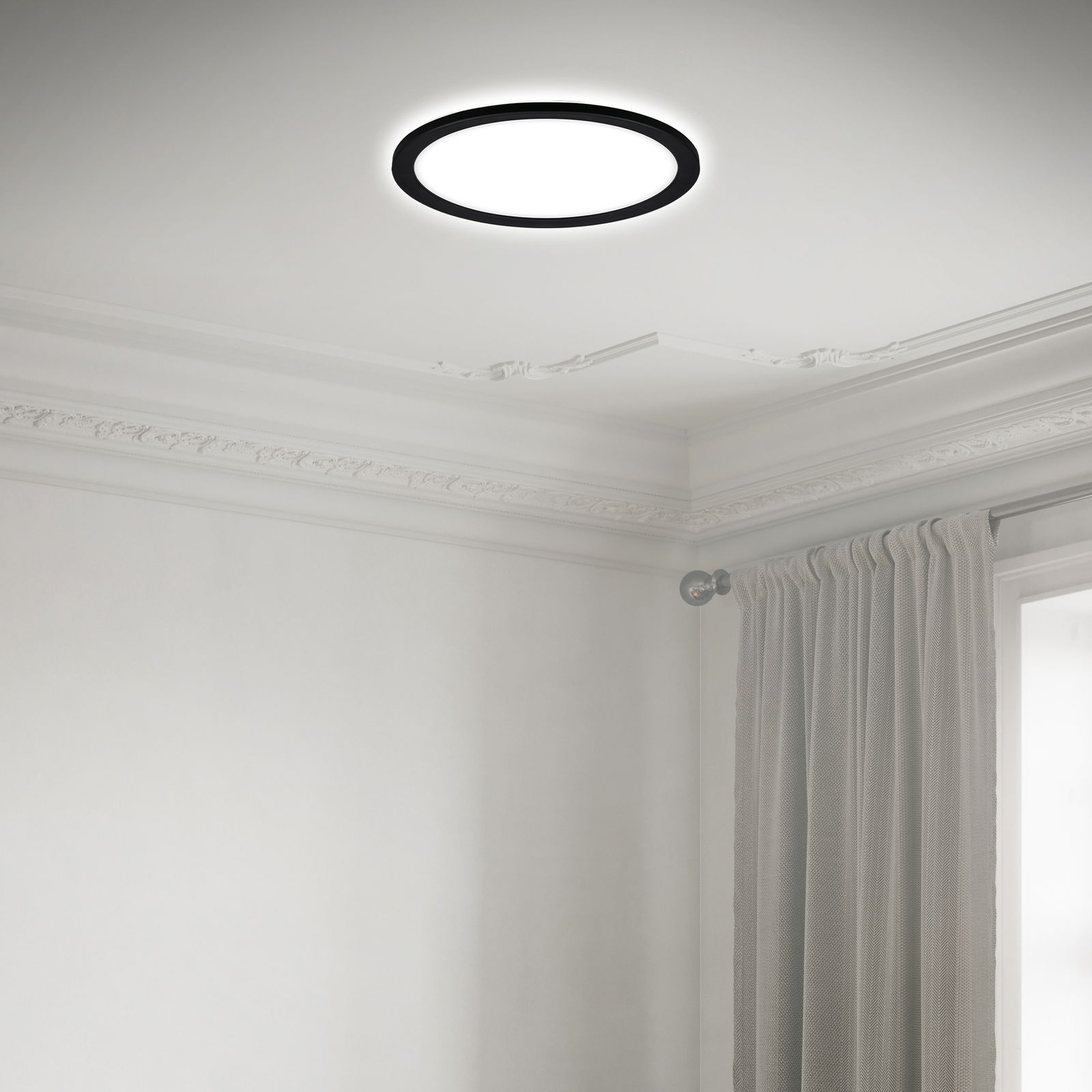 Moderne LED-Deckenleuchte in einem eleganten Raum, von unten betrachtet, mit einem schlichten, runden Design und schwarzem Rahmen.