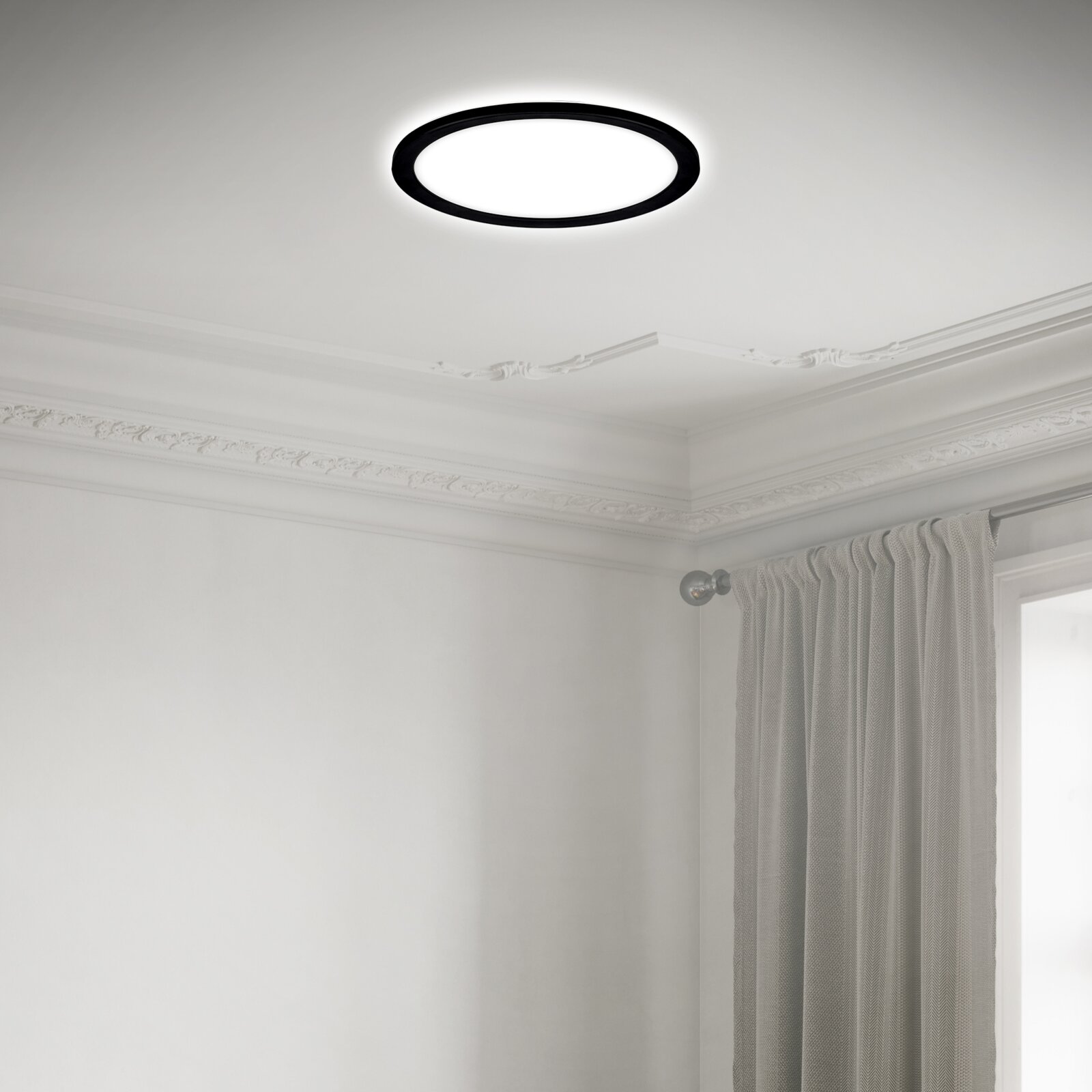 Moderne led-plafondlamp in een elegante ruimte, gezien van onderaf, met een strak, rond ontwerp en een zwarte rand.