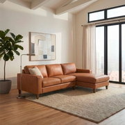 Modernes braunes Leder-Ecksofa mit Chaiselongue rechts in hellem Wohnzimmer neben großer Fensterfront; Perspektive: leicht schräg von vorn.
