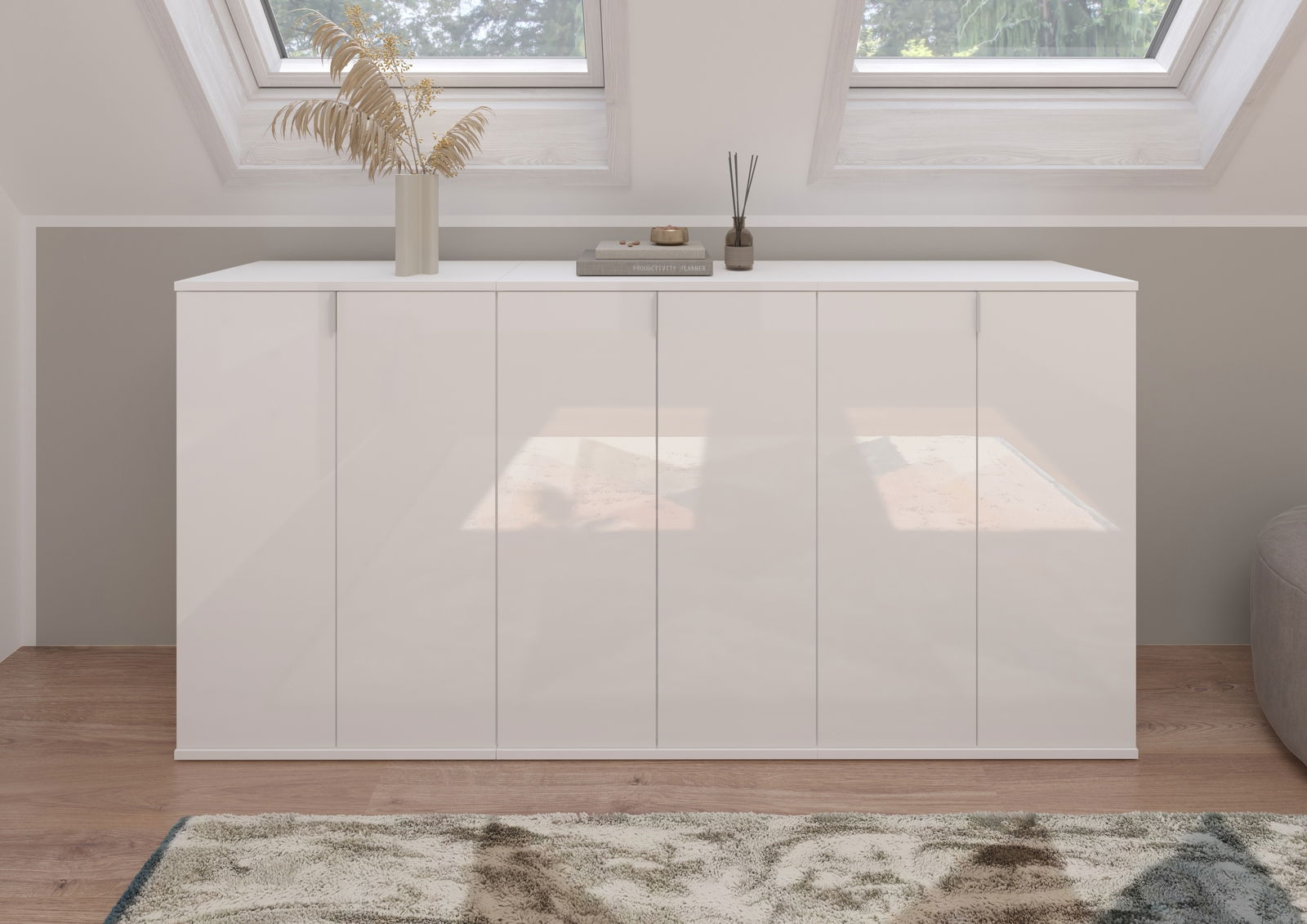 Weiße Garderobenkombination mit mehreren Türen, dekoriert mit einer Vase und einem Buch, aus der Frontalperspektive fotografiert.