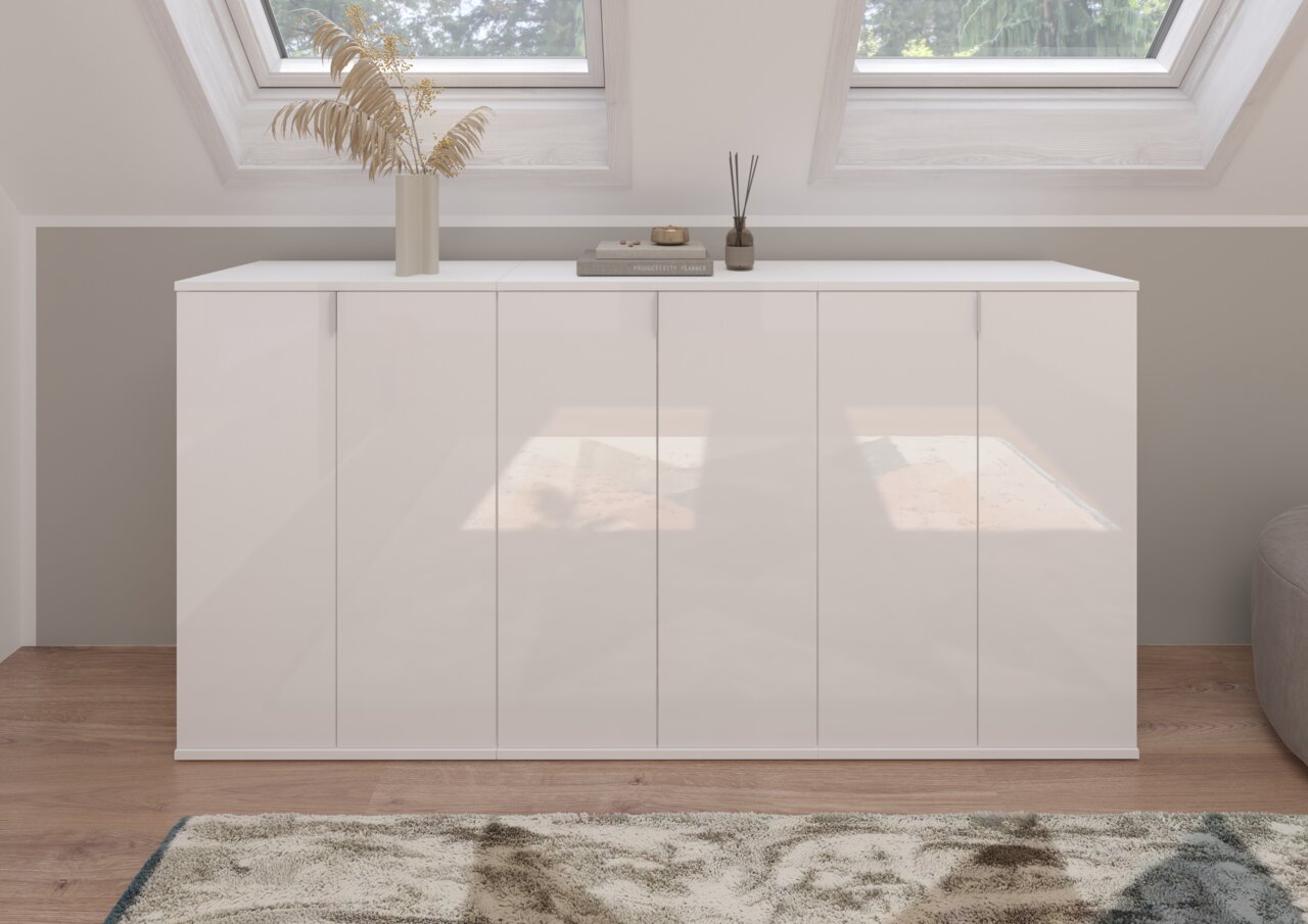 MID.YOU Schuhkommodenkombination PROJEKT X Weiße Garderobenkombination mit mehreren Türen, dekoriert mit einer Vase und einem Buch, aus der Frontalperspektive fotografiert.