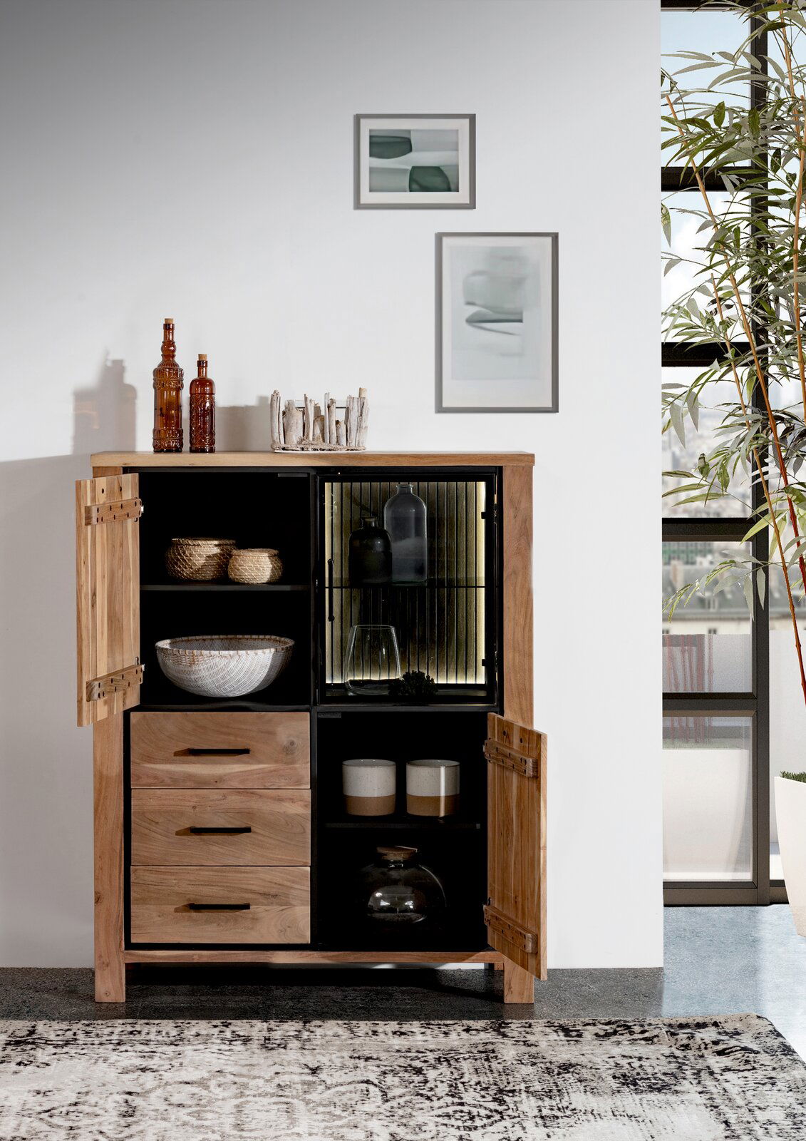 Hochwertiges Highboard aus Holz mit offenen Türen, zeigt Regale und Schubladen, dekoriert mit Körben und Glasflaschen, seitliche Perspektive.