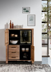 Hochwertiges Highboard aus Holz mit offenen Türen, zeigt Regale und Schubladen, dekoriert mit Körben und Glasflaschen, seitliche Perspektive.