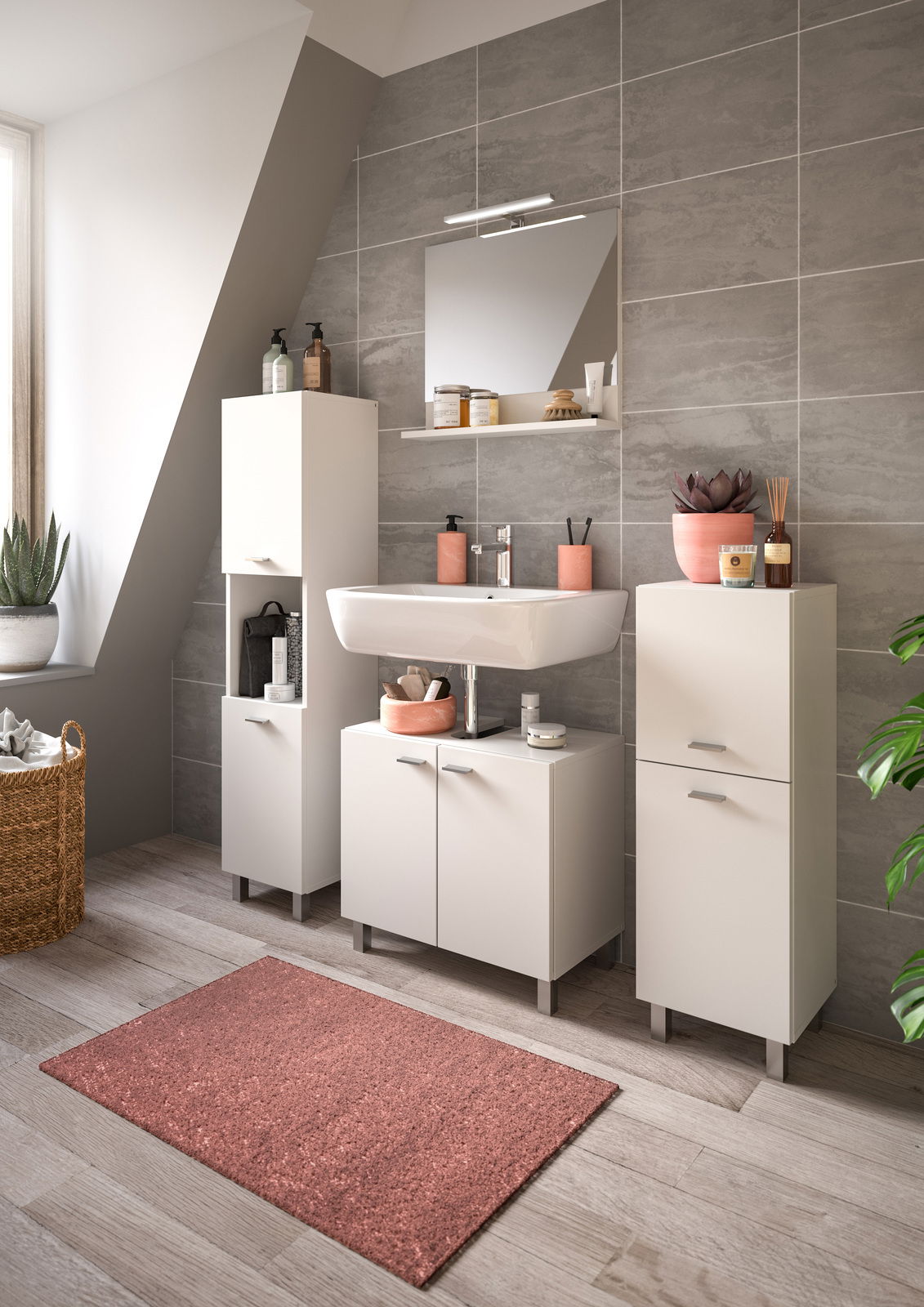 Moderne Badkombination mit weißem Waschtisch, Spiegel und Schränken in einem stilvollen Badezimmer mit grauen Fliesen, aus der Perspektive von vorne betrachtet.