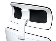 Rückansicht einer weißen Kopfstütze eines Drehstuhls mit schwarzem Netzgewebe.