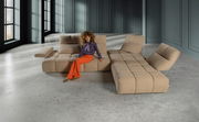 Eckgarnitur in einem modernen Raum, beige Farbe, mit einer Person, die darauf sitzt, Perspektive von vorne.
