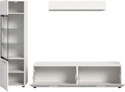 Weißes Wohnmöbel-Set mit hoher Vitrine mit Glastür und Glasböden sowie niedrigem TV-Lowboard mit zwei Klappen, frontale Ansicht mit leicht seitlicher Perspektive