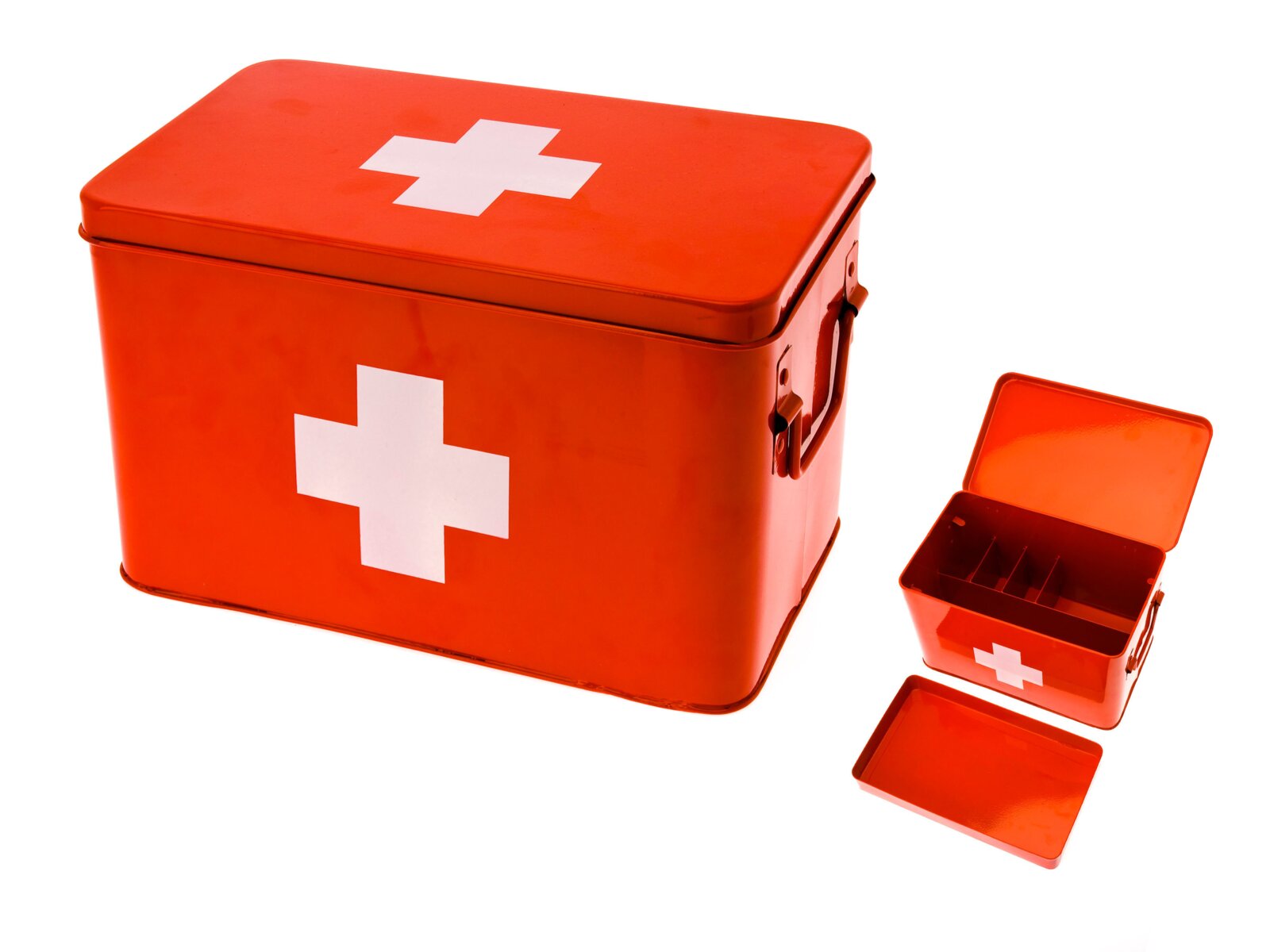 Rote Medizinbox mit weißem Kreuz, geöffnet und geschlossen, aus der Vogelperspektive.