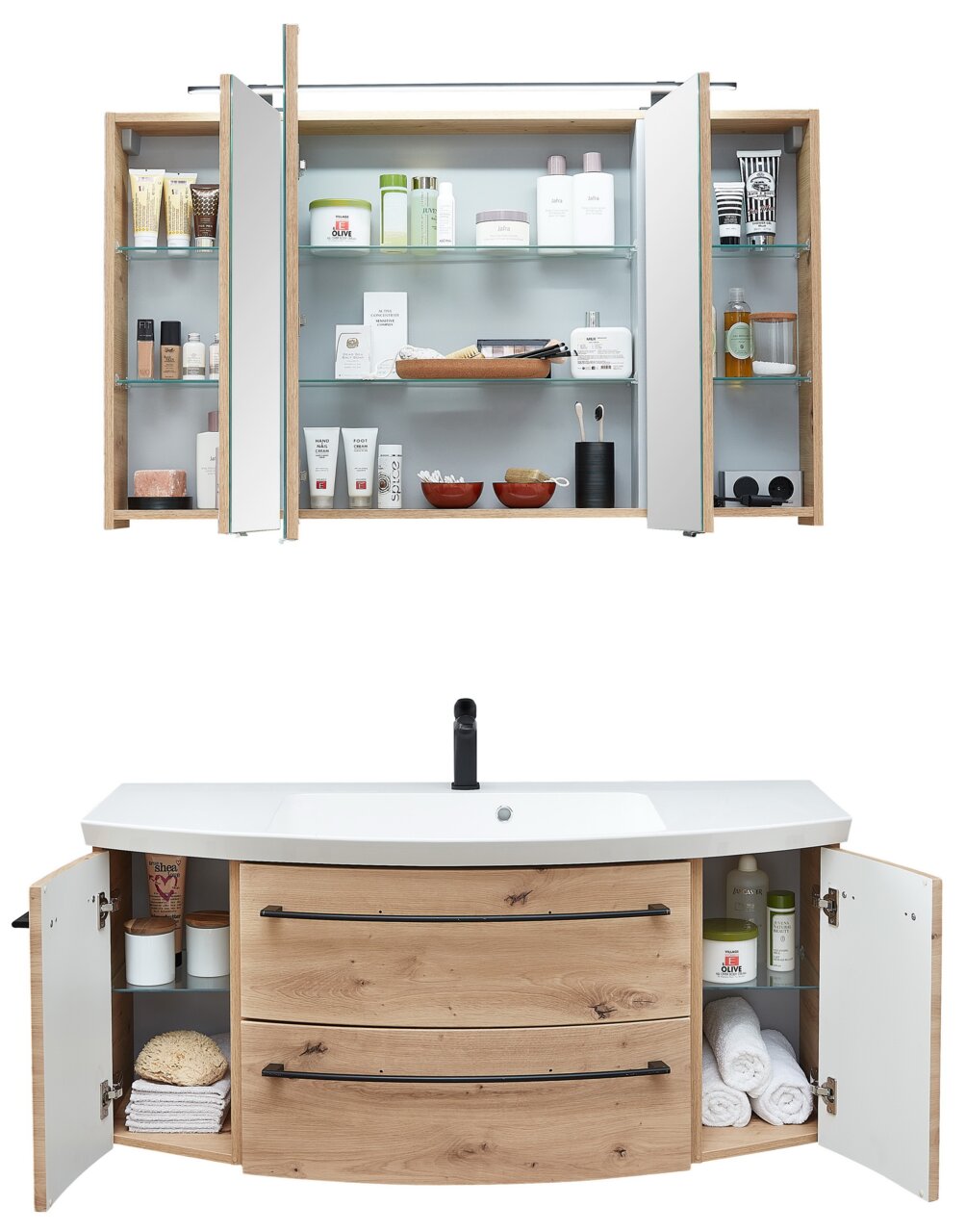 Badezimmerkombination aus Holz mit Waschbecken und Spiegel, offene Schränke zeigen Pflegeprodukte und Handtücher, Frontalansicht