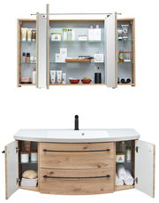 Badezimmerkombination aus Holz mit Waschbecken und Spiegel, offene Schränke zeigen Pflegeprodukte und Handtücher, Frontalansicht