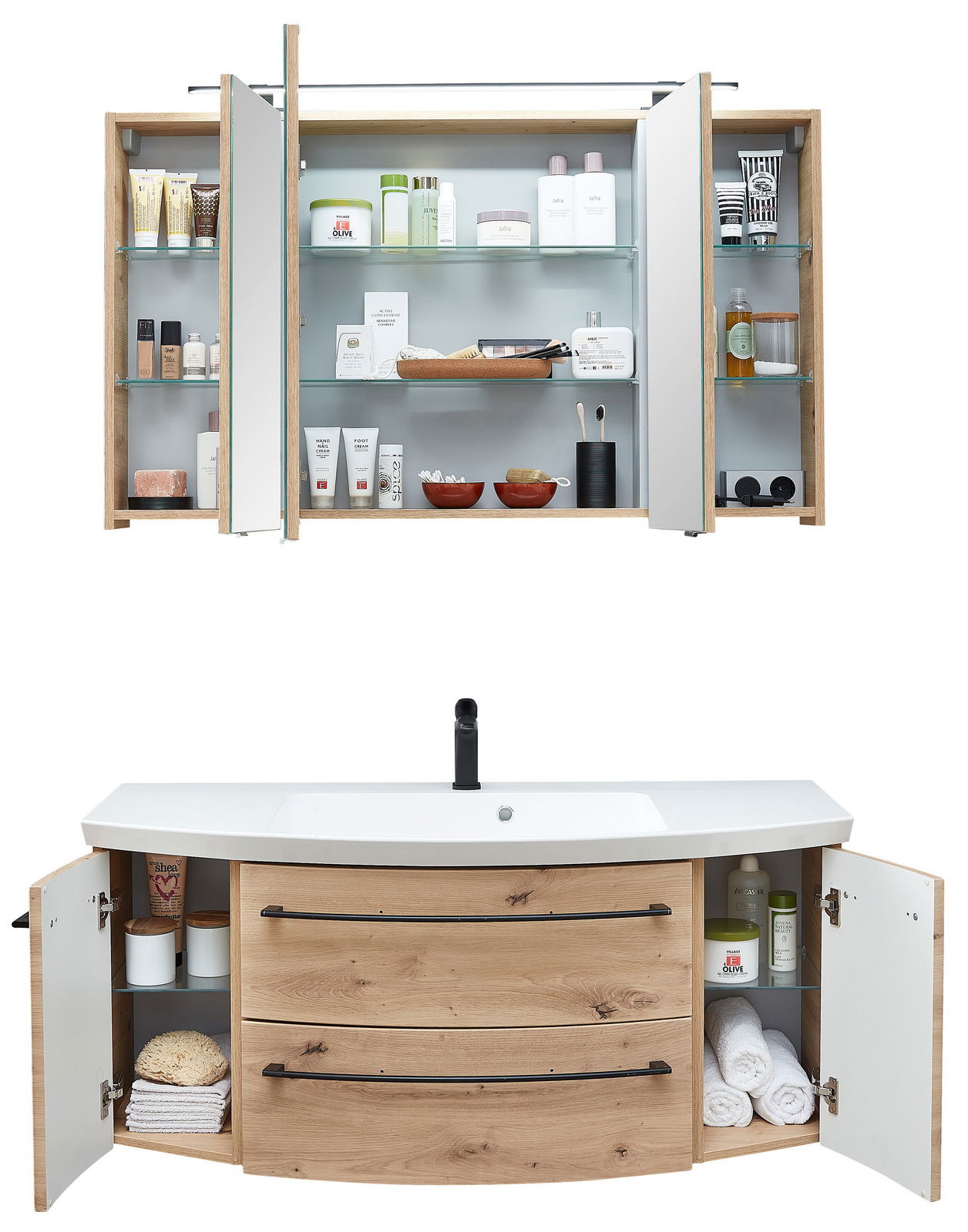 Badezimmerkombination aus Holz mit Waschbecken und Spiegel, offene Schränke zeigen Pflegeprodukte und Handtücher, Frontalansicht