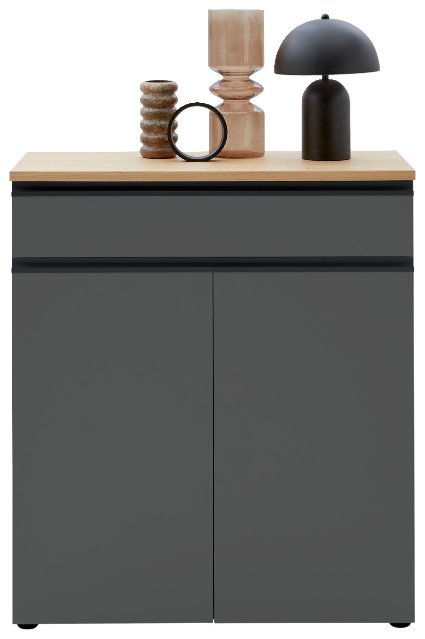 Frontansicht einer modernen Kombi-Kommode in dunklem Grau mit hellem Holzdeckel, dekoriert mit stilvollen Vasen und einer Lampe.
