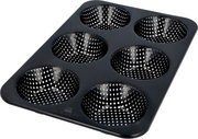 Zwarte muffinvorm met zes ronde, geperforeerde holtes, in perspectief van bovenaf gefotografeerd.