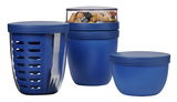 Dreiteiliges Snackpot-Set in Blau, bestehend aus drei unterschiedlich großen Behältern mit Deckeln, gefüllt mit Snacks. Frontalansicht.