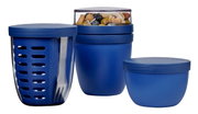 Dreiteiliges Snackpot-Set in Blau, bestehend aus drei unterschiedlich großen Behältern mit Deckeln, gefüllt mit Snacks. Frontalansicht.
