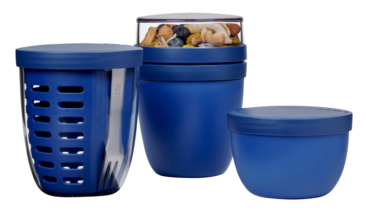 Dreiteiliges Snackpot-Set in Blau, bestehend aus drei unterschiedlich großen Behältern mit Deckeln, gefüllt mit Snacks. Frontalansicht.