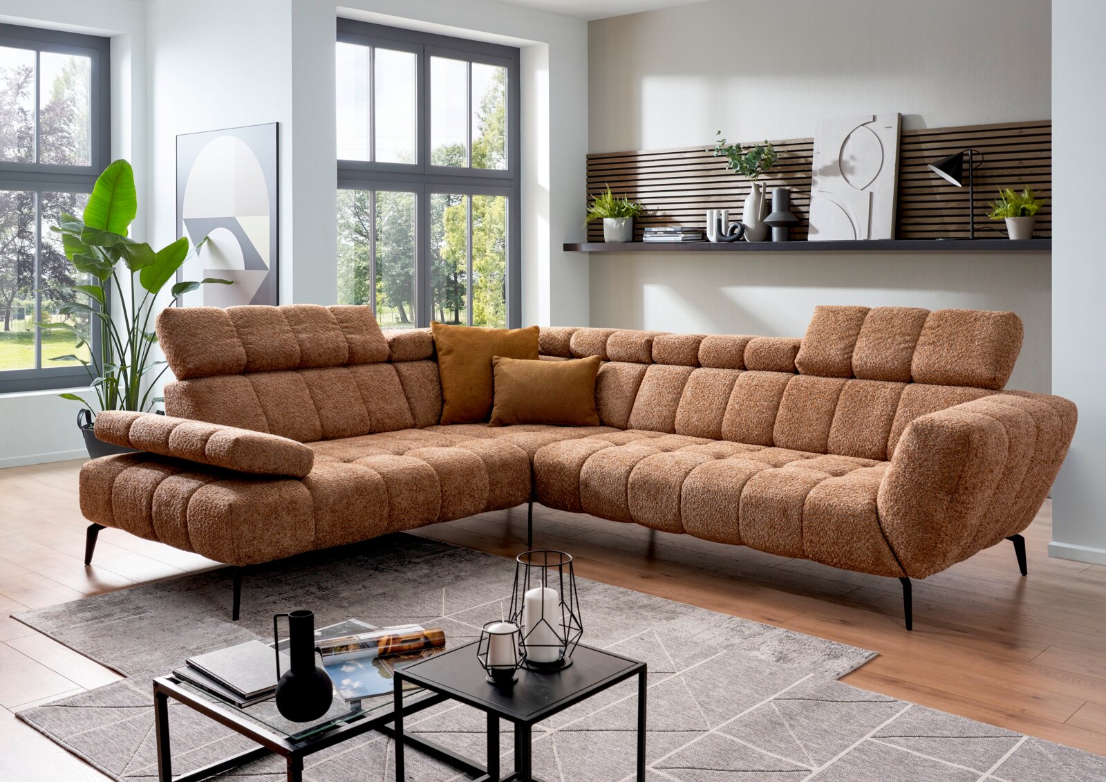 Bruine hoekbank met zachte bouclé bekleding en verstelbare hoofdsteunen in moderne woonkamer, getoond in schuin vooraanzicht.