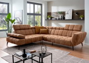 Bruine hoekbank met zachte bouclé bekleding en verstelbare hoofdsteunen in moderne woonkamer, getoond in schuin vooraanzicht.