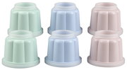 Sechs Puddingformen in Pastellfarben, jeweils in Grün, Blau und Rosa, aus einer leicht erhöhten Perspektive fotografiert.
