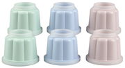 Sechs Puddingformen in Pastellfarben, jeweils in Grün, Blau und Rosa, aus einer leicht erhöhten Perspektive fotografiert.