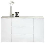 Frontansicht eines weißen XL-Sideboards mit drei Schubladen und zwei Türen, dekoriert mit einer Vase, einer Pflanze und einem Buchstaben E.