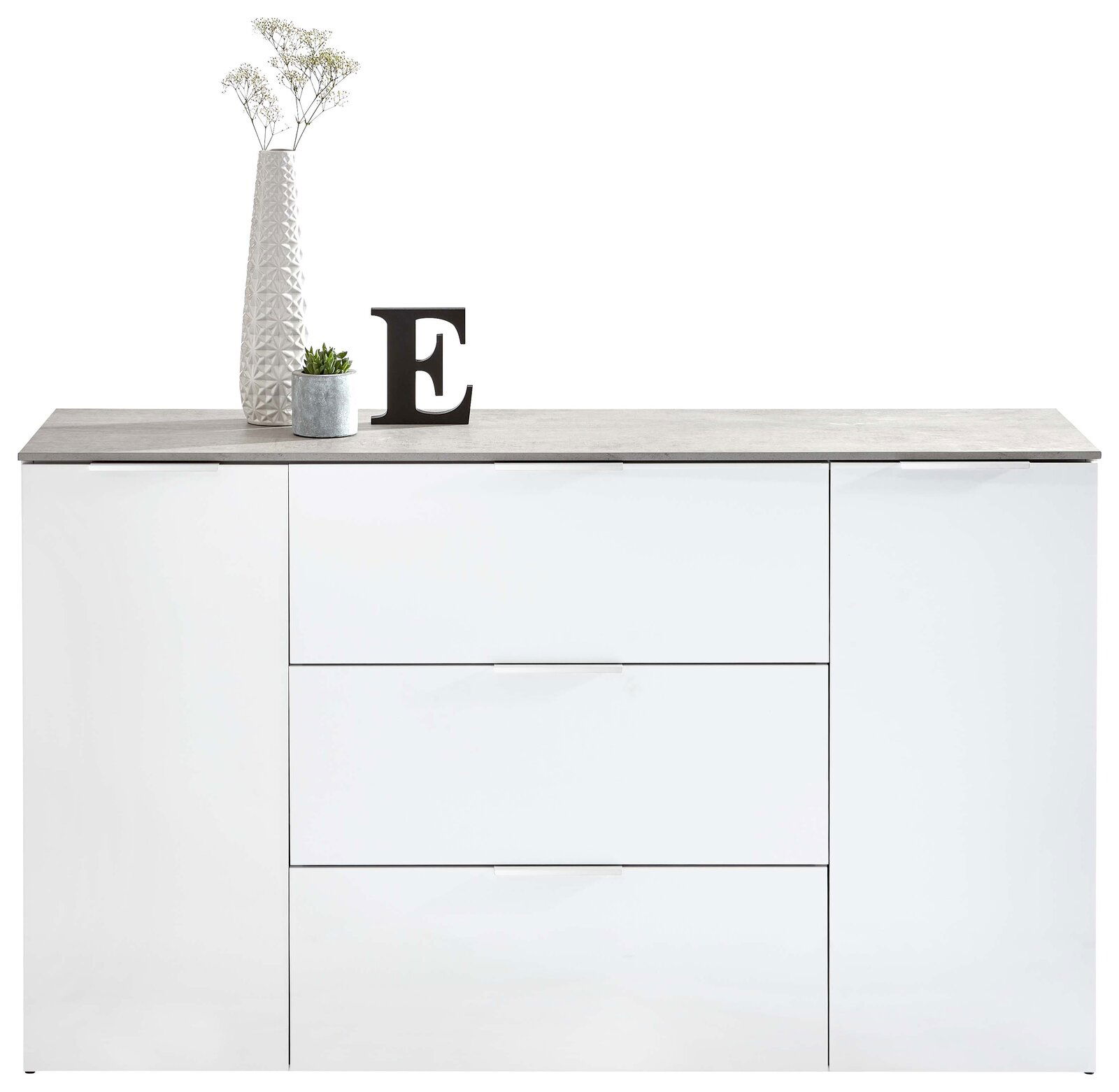Frontansicht eines weißen XL-Sideboards mit drei Schubladen und zwei Türen, dekoriert mit einer Vase, einer Pflanze und einem Buchstaben E.