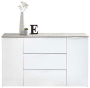 Frontansicht eines weißen XL-Sideboards mit drei Schubladen und zwei Türen, dekoriert mit einer Vase, einer Pflanze und einem Buchstaben E.