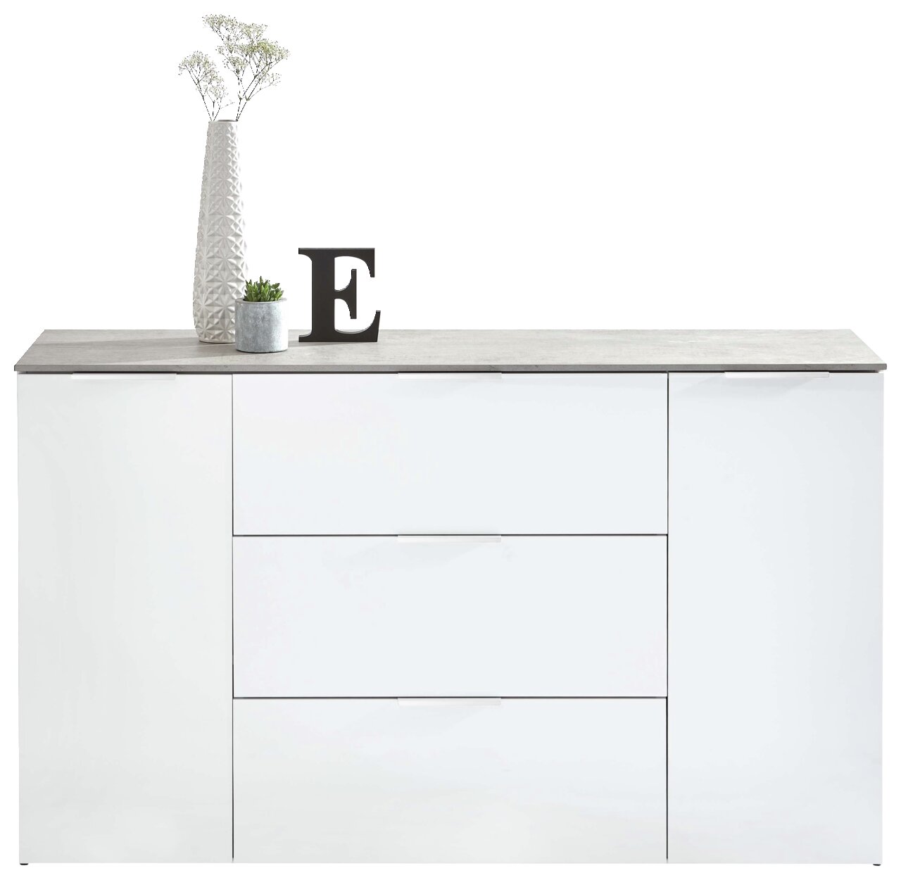 Frontansicht eines weißen XL-Sideboards mit drei Schubladen und zwei Türen, dekoriert mit einer Vase, einer Pflanze und einem Buchstaben E.