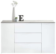 Frontansicht eines weißen XL-Sideboards mit drei Schubladen und zwei Türen, dekoriert mit einer Vase, einer Pflanze und einem Buchstaben E.
