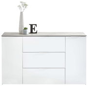 Frontansicht eines weißen XL-Sideboards mit drei Schubladen und zwei Türen, dekoriert mit einer Vase, einer Pflanze und einem Buchstaben E.