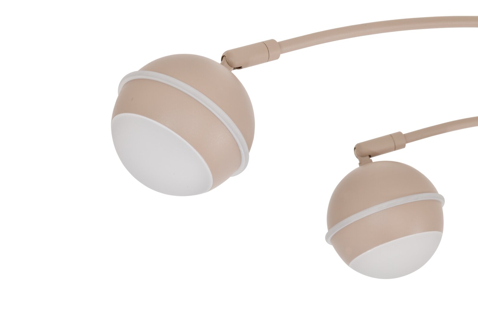 Close-up vanuit schuin onderaanzicht van een beige over-ear hoofdtelefoon met ronde oorschelpen en witte accenten tegen een witte achtergrond