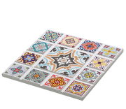 Untersetzer AGADIR Stern mit buntem Mosaikmuster, aus seitlicher Perspektive fotografiert.