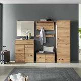 Garderobenpaneel-Set aus Holz in einer modernen Diele, bestehend aus einem hohen Schrank, einem Spiegel, einer Kommode und einer Sitzbank mit Hakenleiste, frontal betrachtet.