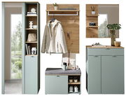 Garderoben-Set BARI in modernem Design mit mintgrünen Fronten und Holzelementen, bestehend aus einem hohen Schrank, einer Sitzbank mit Stauraum, einem Wandpaneel mit Haken und einem Spiegel. Frontalansicht.