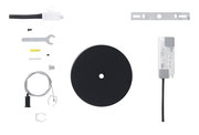 Verschiedene Komponenten eines LED-Lichtschlauch-Sets, von oben betrachtet, inklusive Kabel, Schrauben, Halterungen und einem runden schwarzen Element.