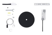 Verschiedene Komponenten eines LED-Lichtschlauch-Sets, von oben betrachtet, inklusive Kabel, Schrauben, Halterungen und einem runden schwarzen Element.