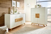 Modernes Highboard und Sideboard in hellem Raum, mit weißer Front und Holzdetails, seitliche Perspektive