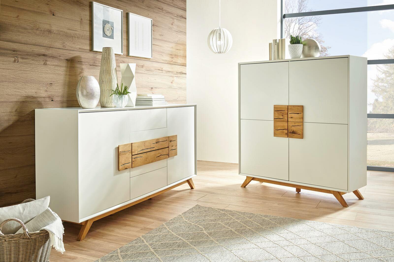Modernes Highboard und Sideboard in hellem Raum, mit weißer Front und Holzdetails, seitliche Perspektive