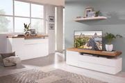 Modernes Wohnzimmer mit Sideboard und TV-Lowboard in Weiß mit Holzoberfläche, seitliche Perspektive